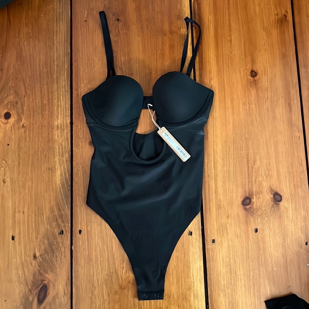 ‼️NWT‼️ SKIMS plunge body suit